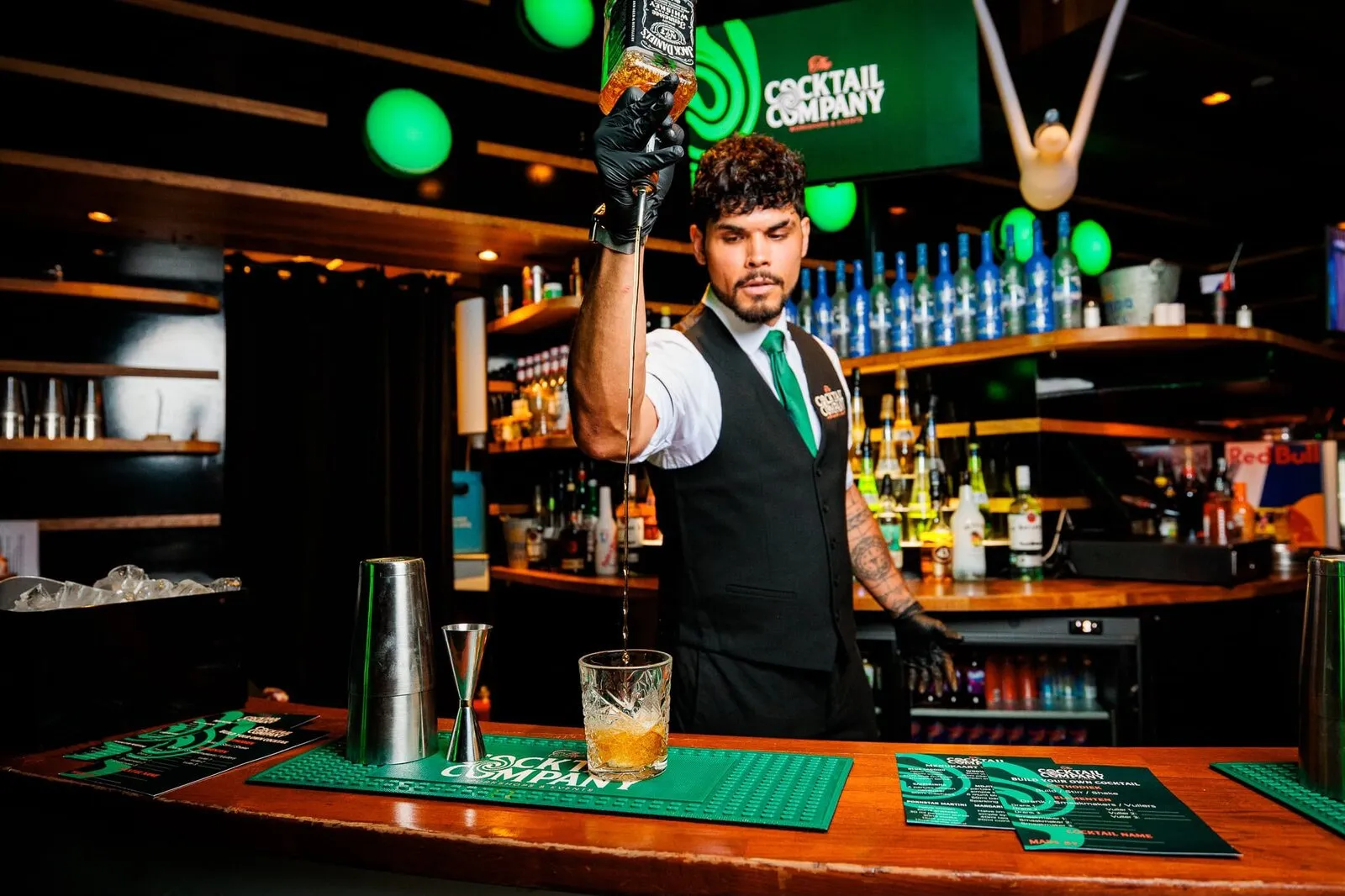 Cedric aan de bar met groen licht