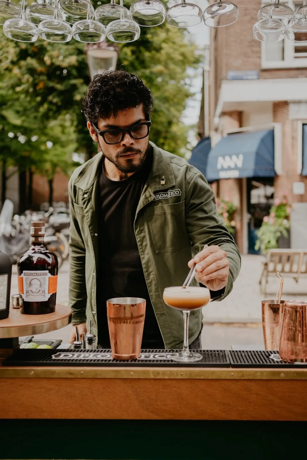 Cedric schenkt een rumcocktail